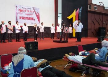 Walikota Padang Mahyeldi meninjau kegiatan donor darah PT Semen Padang. (Foto: dok humas SP)