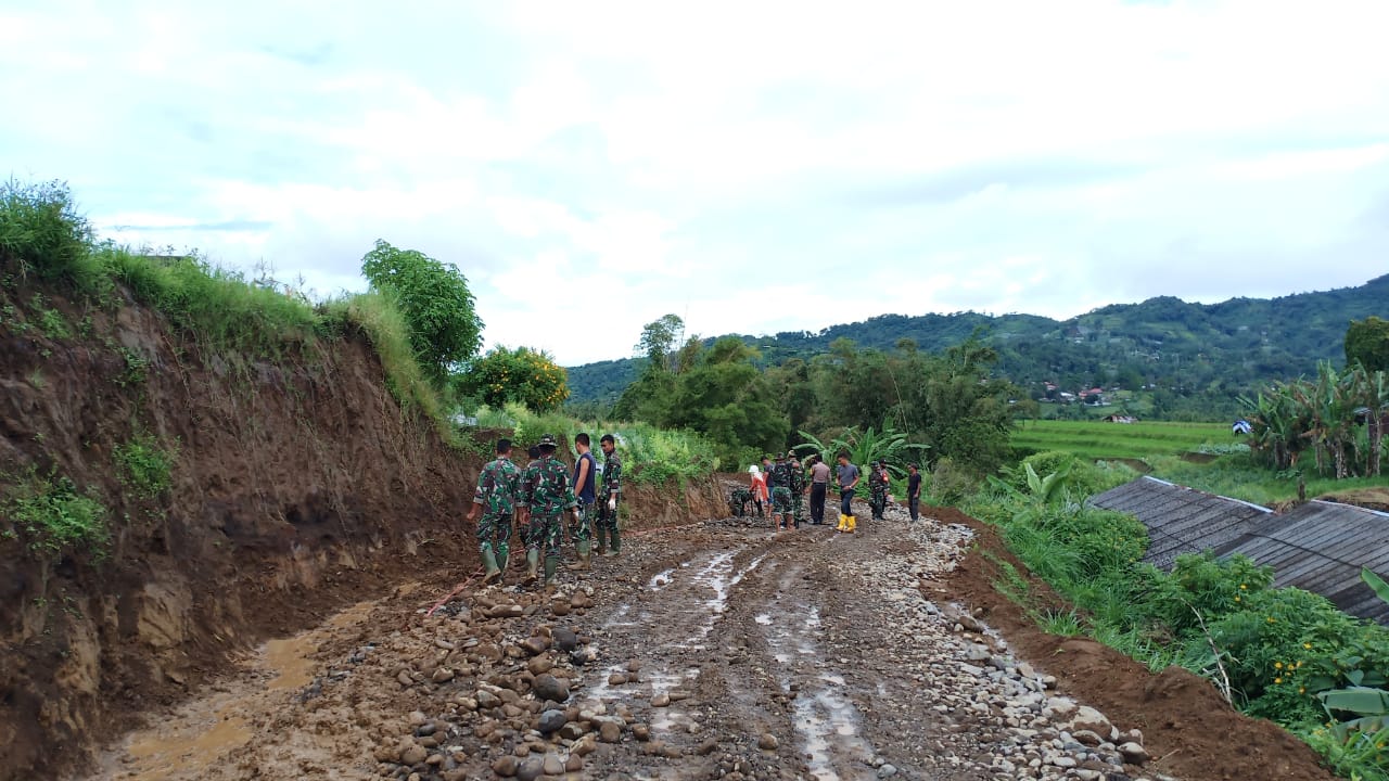 Jalan baru rintisan TMMD 108 di Nagari Panyalaian, Kecamatan X Koto, Kabupaten Tanah Datar. (Foto: Dok.Penrem 032 Wirabraja)