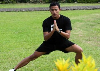 Kiper Persib Bandung Teja Paku Alam latihan mandiri di Istano Pagaruyung di Batusangkar. (Foto ADP untuk Langgam.id)