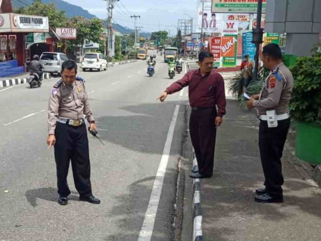 Polisi saat melakukan olah TKP di lokasi kecelakaan bocah 7 tahun di Padang Panjang. (Dok.Polres Padang Panjang)