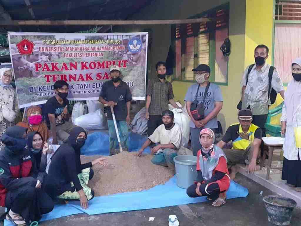 Dosen UMMY Solok memberikan pengetahuan tentang pakan ternak kepada peternak sapi di Kota Solok. (Foto: Istimewa)