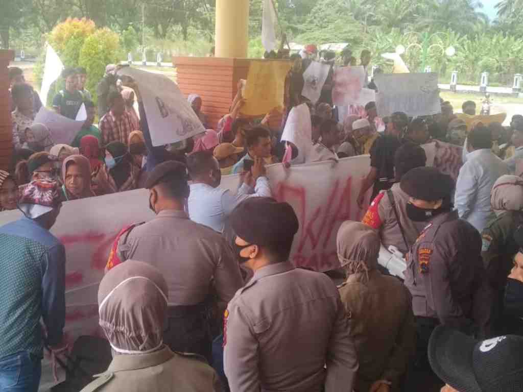 Puluhan masyarakat Sikilang menggelar aksi demonstrasi ke Kantor Bupati Pasaman Barat. (Foto: Iyan/Langgam.id)