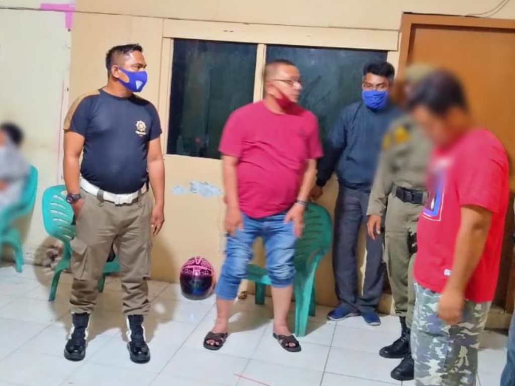 Sejumlah muda-mudi yang diamankan usai bersembunyi di dalam sebuah gudang saat hendak dirazia oleh Satpol PP Kota Padang, Sumatera Barat, Minggu (5/7/2020). (Foto: Istimewa)