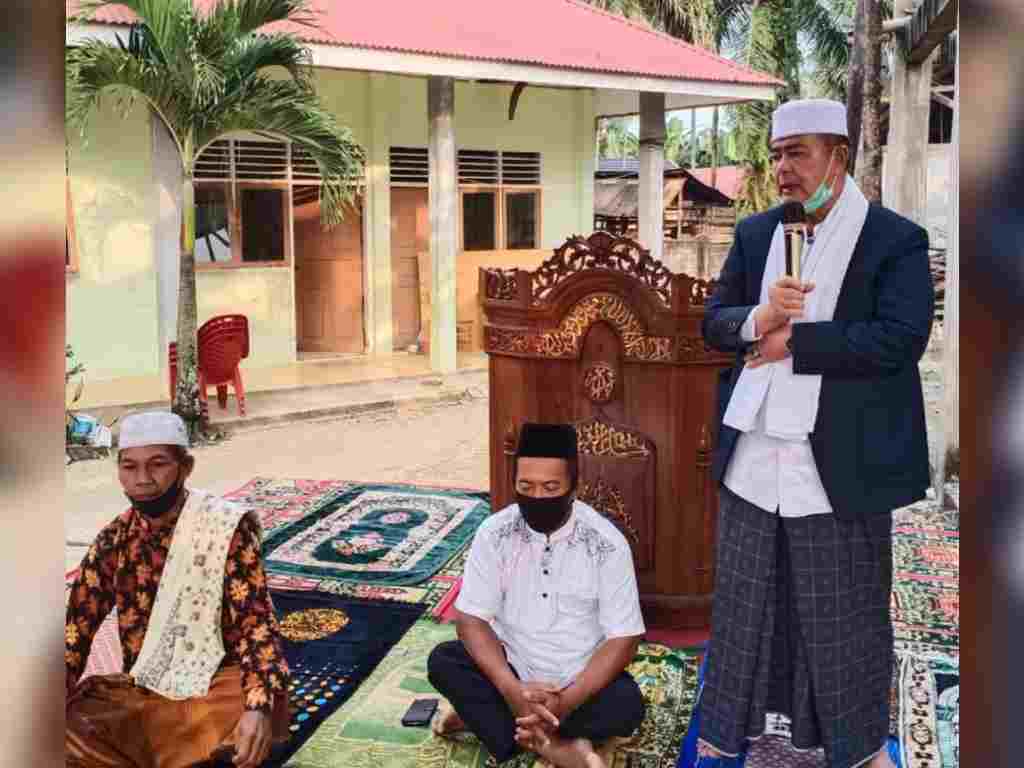 Wakil Gubernur Sumatra Barat Nasrul Abit bersama istrinya merayakan hari Raya Idul Adha di Kabupaten Dharmasraya. (Foto: Dok.Humas Pemprov Sumbar)