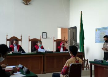 Terdakwa Muzni Zakaria saat menghadiri sidang lanjutan dugaan korupsi di Pengadilan Negeri Padang. (Foto: Rahmadi)