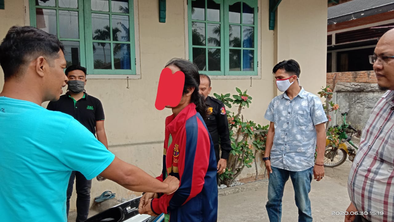 Pelaku penjual sisik Trenggiling saat ditangkap tim BKSDA gabungan di Pasaman. (Foto: Dok.BKSDA Sumbar)