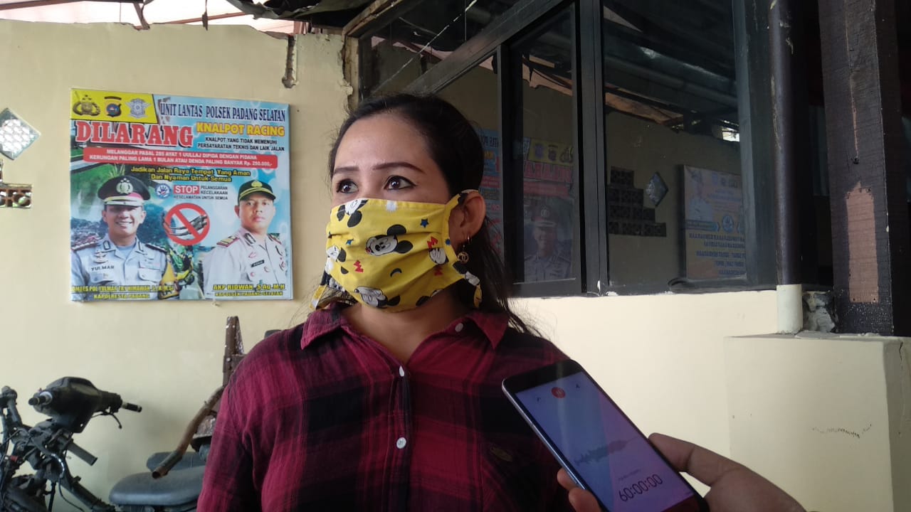 Likorni Natalivo, kakak sepupu korban penganiayaan di Padang yang viral di media sosial. (Foto: Irwanda)