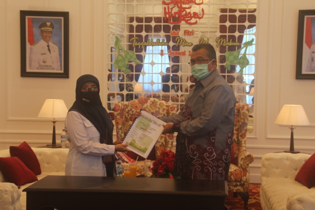 Bupati Solok Gusmal Dt Rajo Lelo menerima bantuan dana hibah dari Kementerian PUPR sebesar Rp18 Miliar yang diserahkan Kepala Balai Prasarana Pemukiman Wilayah Sumbar, Syafriyanti. (Foto: Dok.Humas Pemkab Solok)