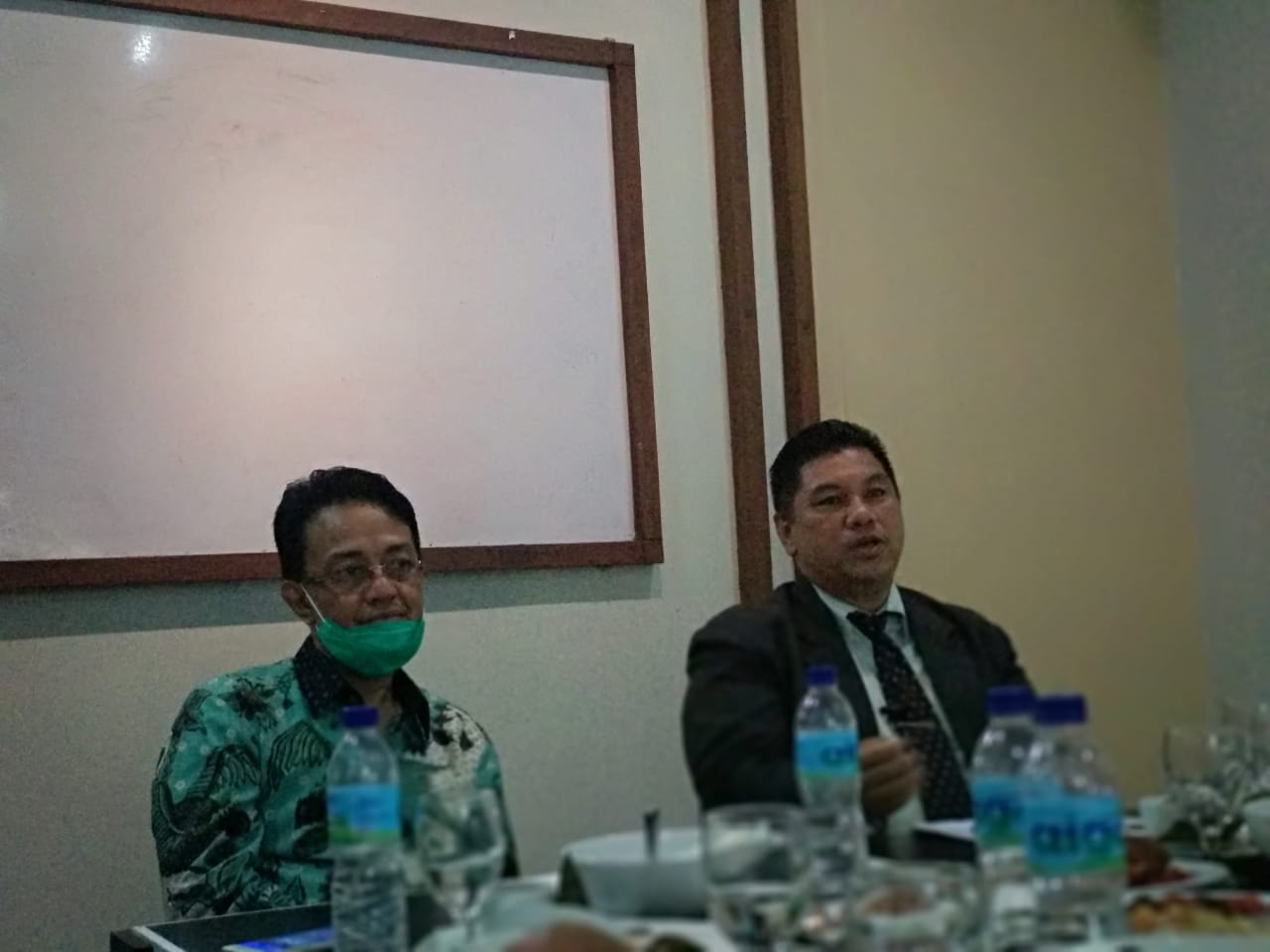 Bupati Agam Indra Catri didampingi penasehat hukumnya saat memberikan keterangan pers kepada wartawan di Padang. (Foto: Irwanda)