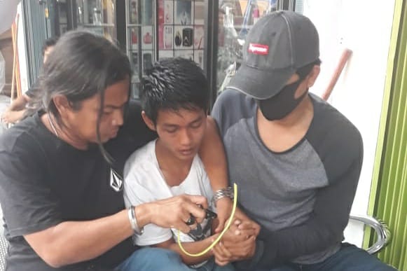 Pelaku jambret saat diringkus jajaran Polresta Padang. (Foto: Dok.Satreskrim Polresta Padang)