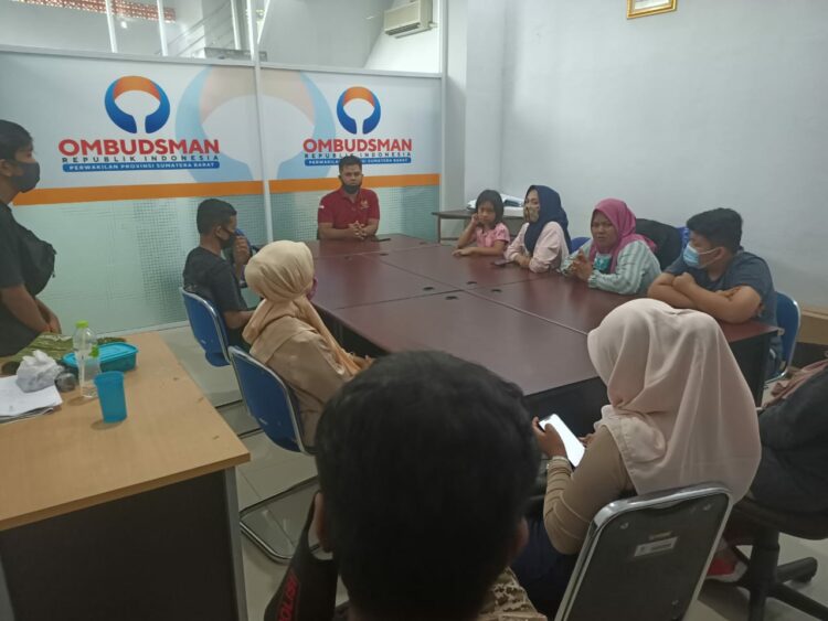 Ombudsman RI Perwakilan Sumbar menerima kedatangan orang tua siswa yang memprotes kebijakan PPDB SMP di Padang. (Foto: Dok.Ombudsman Sumbar)