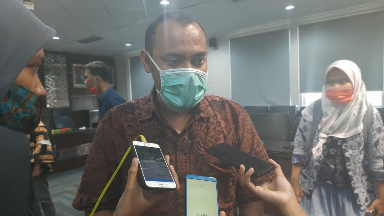 Alde Maulana saat berada diwawancarai wartawan di DPRD Sumbar. (Foto: Rahmadi)