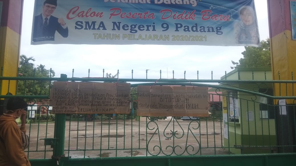 Warga menggembok gerbang SMAN 9 Padang. (Foto: Rahmadi)