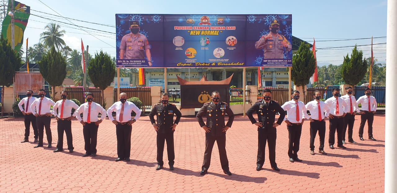Kapolres Padang Pariaman AKBP Dian Nugraha Hyang Batara Wasida Putra Sakti berfoto bersama Tim Gagak Hitam. (Dok. Polres Padang Pariaman)