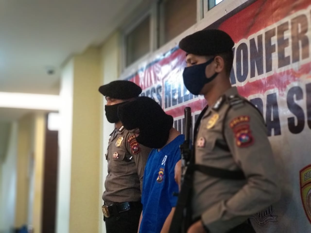 Tersangka prostitusi di Padang yang berstatus sebagai muncikari saat diamankan Polda Sumbar. (Foto: Irwanda)