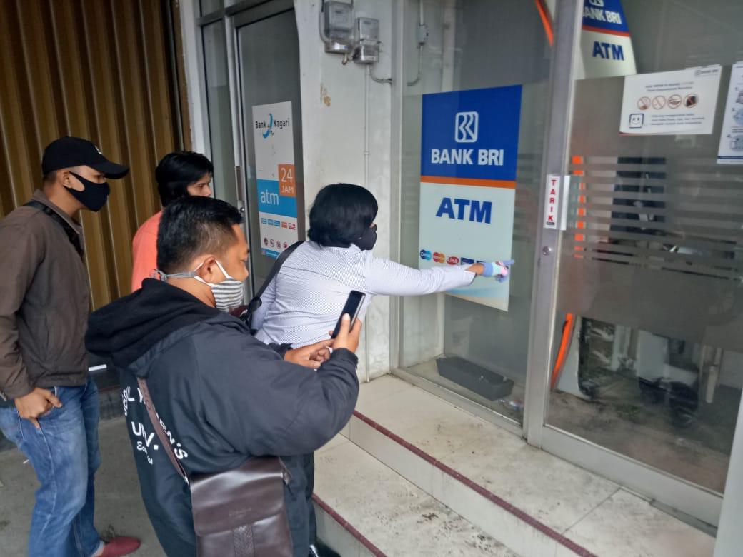 Polisi saat melakukan olah tempat kejadian perkara di ATM Bukittinggi. (Foto: Dok.Polres Bukittinggi)