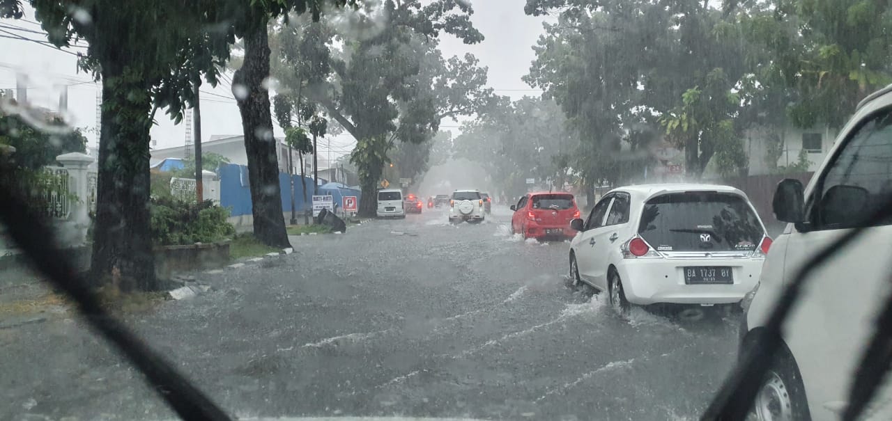 Padang Diterjang Banjir, Longsor Hingga Puting Beliung