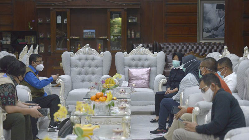 Dr. Andani dan Risma Sepakat Tambah Kapasitas Labor Surabaya, Sampel Sementara Kirim ke Padang