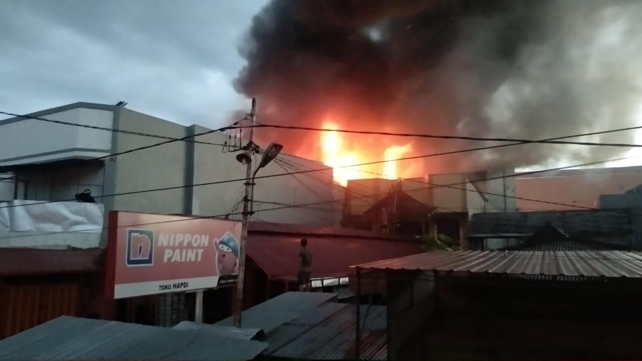 Kebakaran di kawasan Banda Olo, Belakang Lintas, Kecamatan Padang Barat, Kota Padang, Selasa (14/7/2020). (Foto: Irwanda)