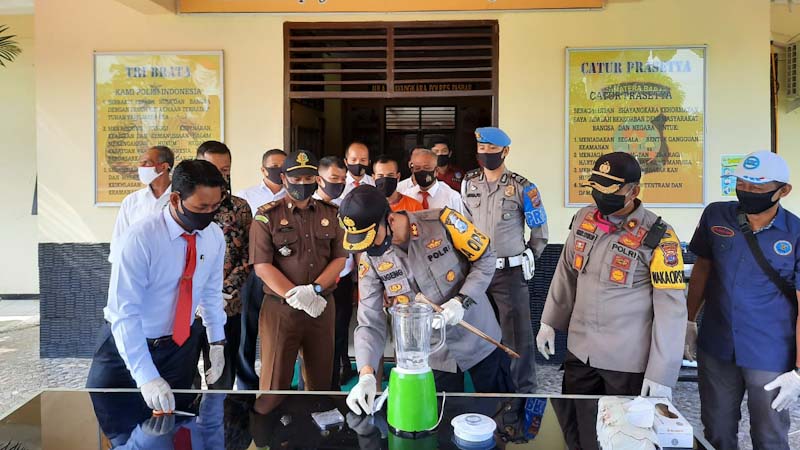 Polres Pasaman Barat Musnahkan BB Sabu di Depan Tersangka