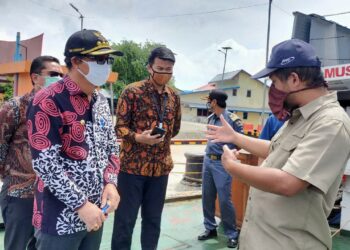 Bupati Kepulauan Mentawai mendengarkan penjelasan tim BPPT terkait alat sensor tsunami. (Foto: Humas Mentawai)