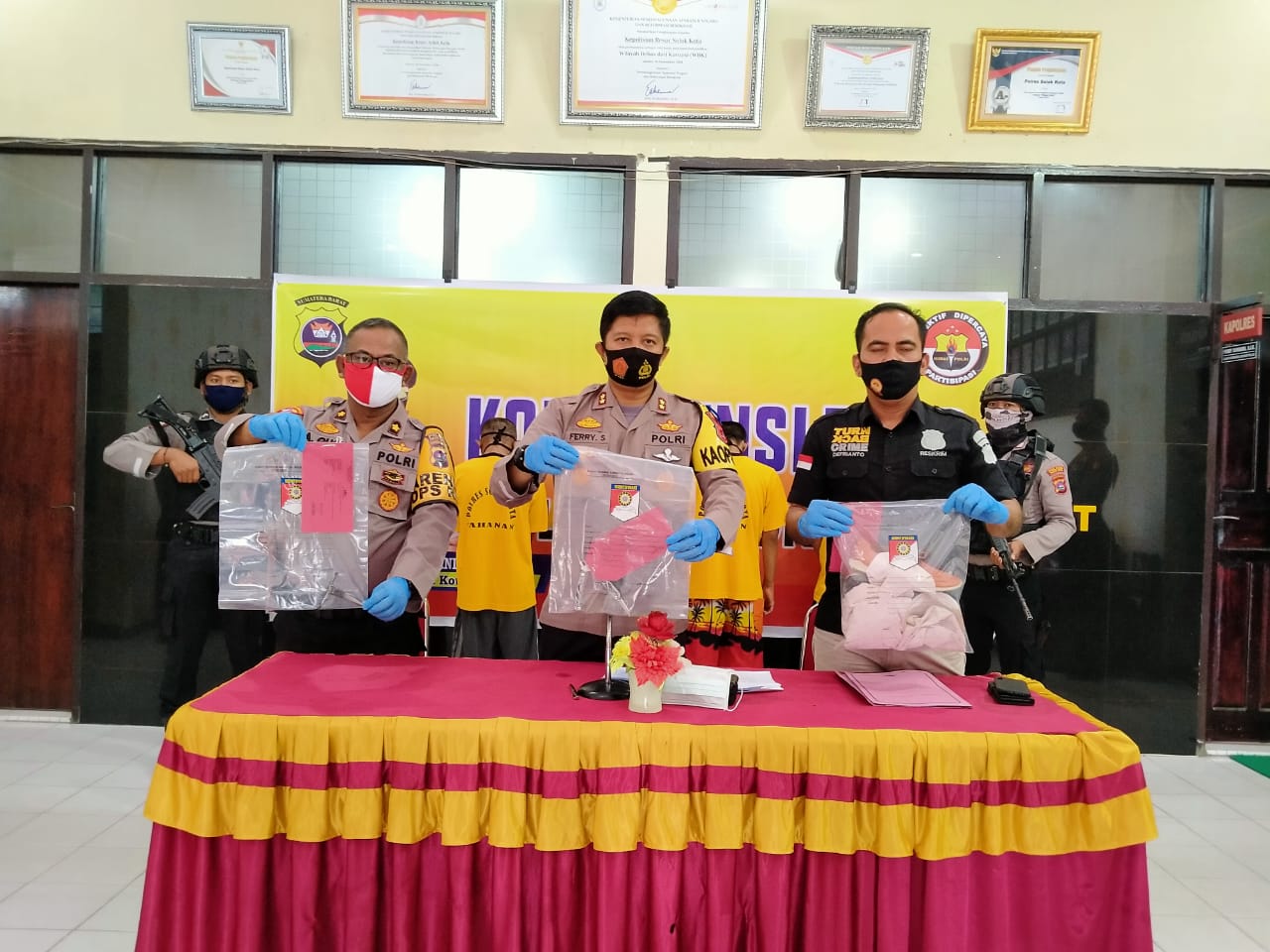 Kapolres Solok Kota, AKBP Ferry Suwandi memperlihatkan sejumlah barang bukti yang digunakan komplotan curanmor. (Foto: Dok.Polres Solok Kota)