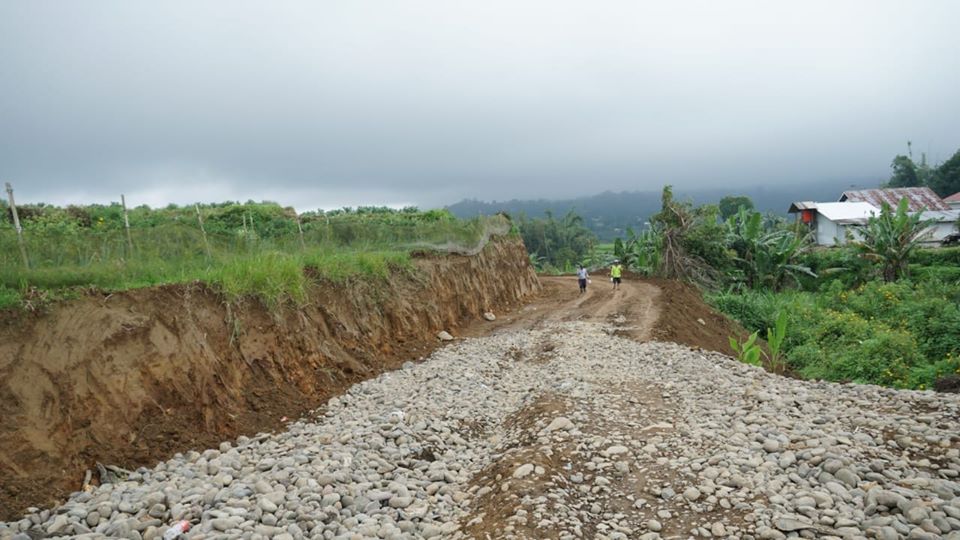 TNI dan Masyarakat Buka Akses Jalan Baru di Tanah Datar