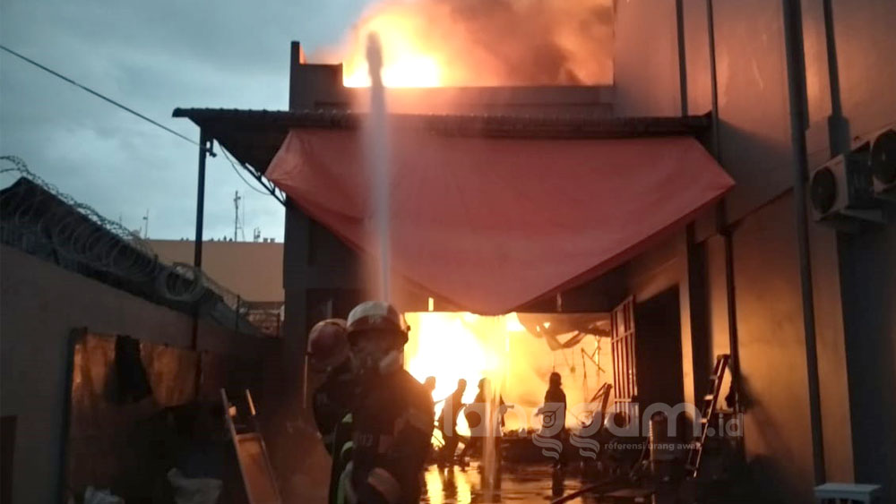 Toko bangunan di kawasan Banda Olo dekat Pasar Raya Padang terbakar. (Foto: Irwanda)