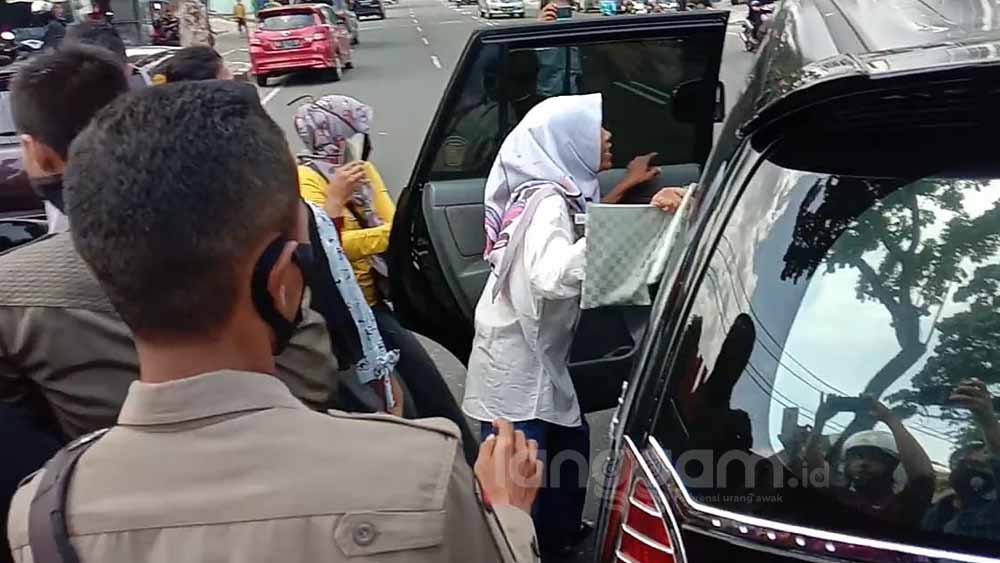 Emak-emak Kejar Kadis