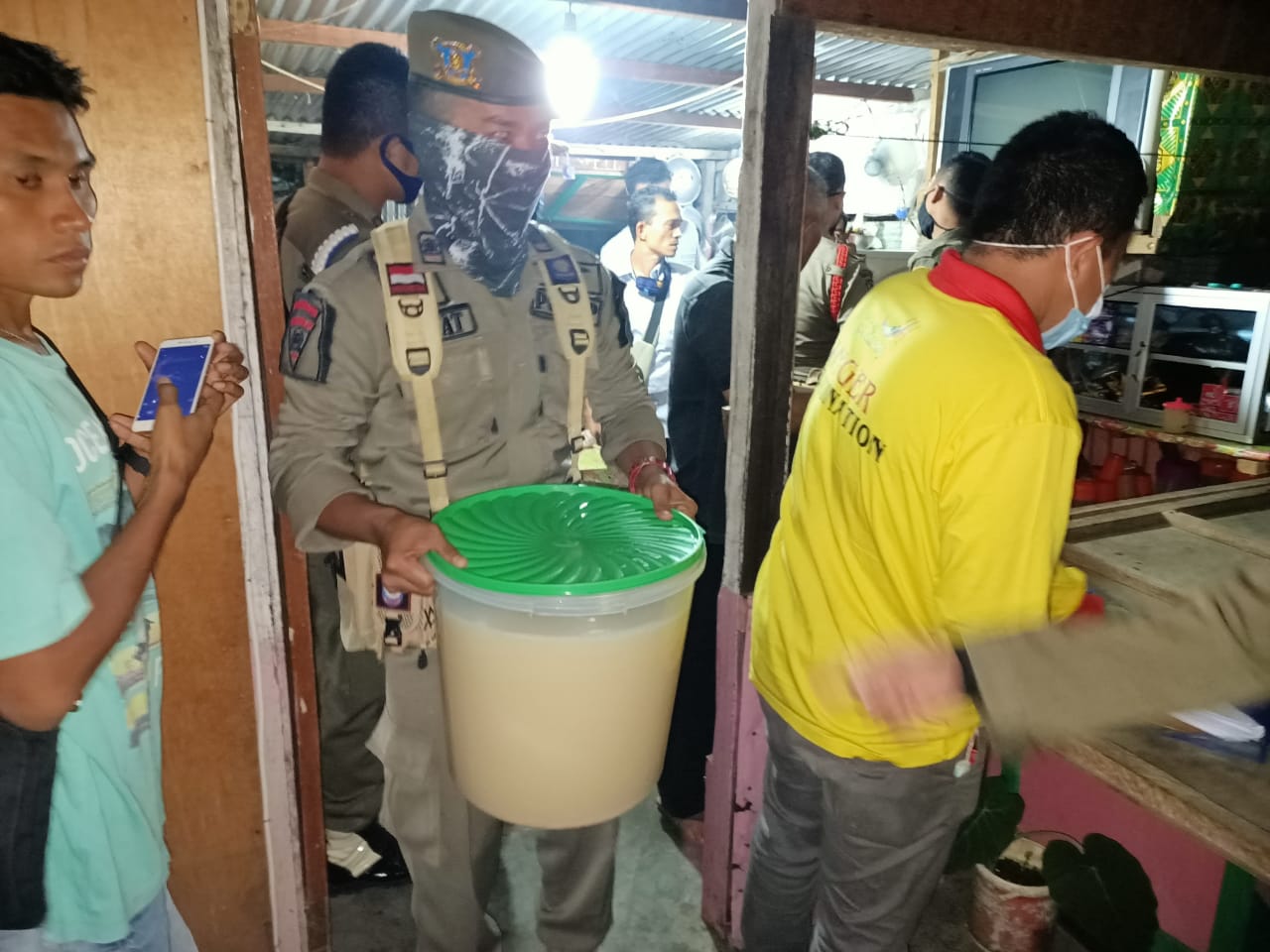 Petugas Satpol PP Padang saat menggerebek warung penjual tuak. (Foto: Dok.Satpol PP Padang)
