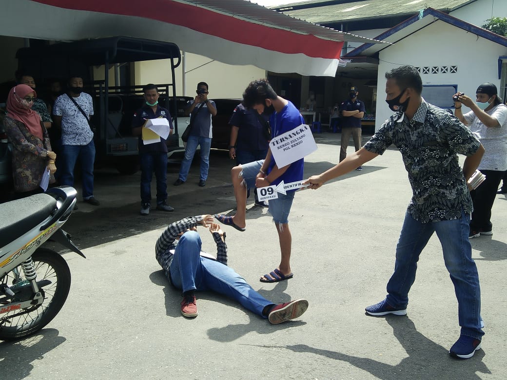 Rekontruksi pembunuhan gara-gara persoalan sapi di Mapolres Lubuk Begalung, Kota Padang. (Foto: Dok.Polsek Lubuk Begalung)