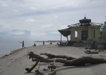 Kondisi mushalla di Nagari Sasak yang terkena abrasi pantai. (Foto: Iyan)