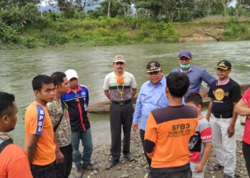 BPBD Padang Pariaman berdiskusi terkait pencarian bocah hanyut di sungai. (Foto: dok BPBD Padang Pariaman)