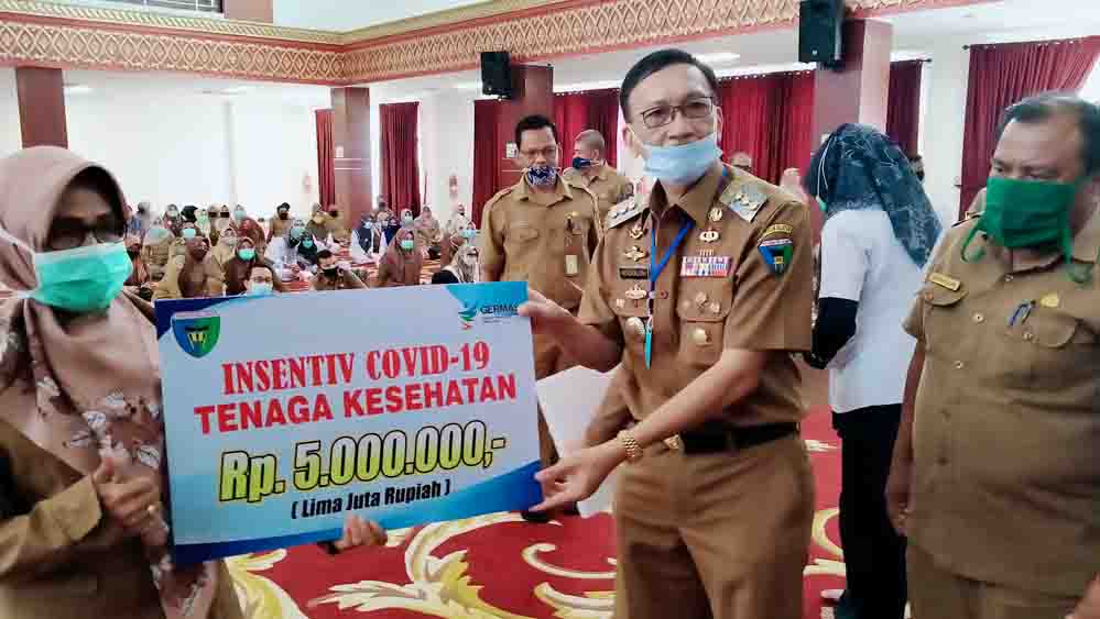 Pemkab Pesisir Selatan Serahkan Insentif Covid-19 untuk 487 Tenaga Kesehatan