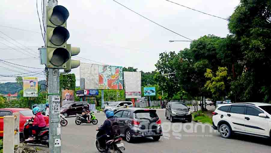 Arus Lalu Lintas di Persimpangan Sawahan Terganggu