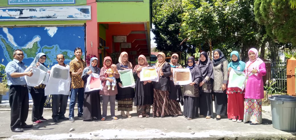 Guru SD di Kota Bukittinggi Ikuti Pelatihan Daur Ulang Kertas
