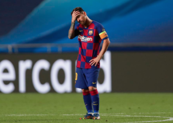 Lionel Messi tertunduk usai timnya Barcelona dipermalukan Bayern Munchen dengan skor mencolok 2-8 dalam laga perempat final Liga Champions 2020 di Lisbon, Portugal. Sumber foto:UEFA.com.