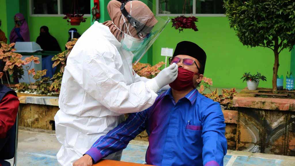 Tes swab di Ponpes Thawalib Parabek