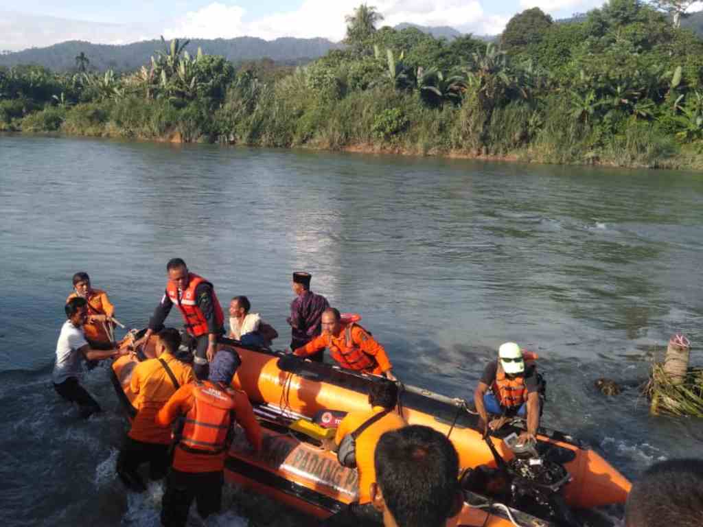 Evakuasi bocah meninggal dunia yang hanyut di sungai Padang Pariaman. (Foto: Dok.BPBD Kabupaten Padang Pariaman)