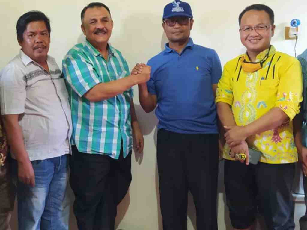 Salam perpisahan Desra (dua dari kiri) dengan Agus Syahdeman. Mereka batal berpasangan maju di Pilkada Kabupaten Solok. (Foto: Istimewa)