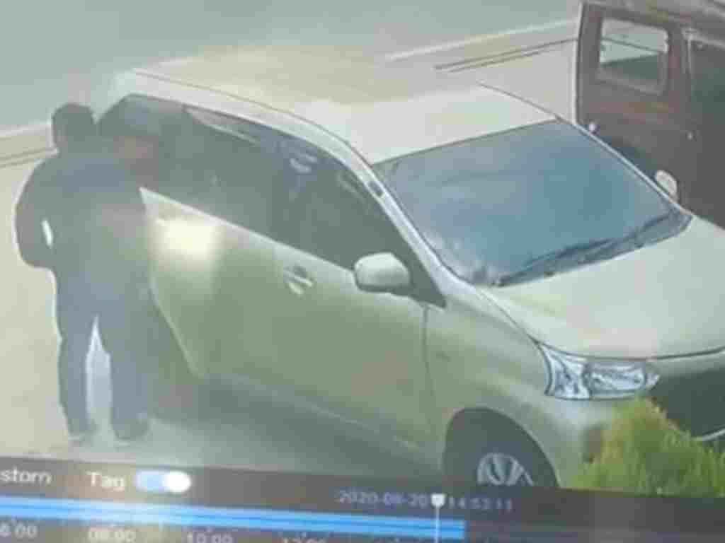 Maling Pecah Kaca Mobil Bawaslu Agam Terekam CCTV