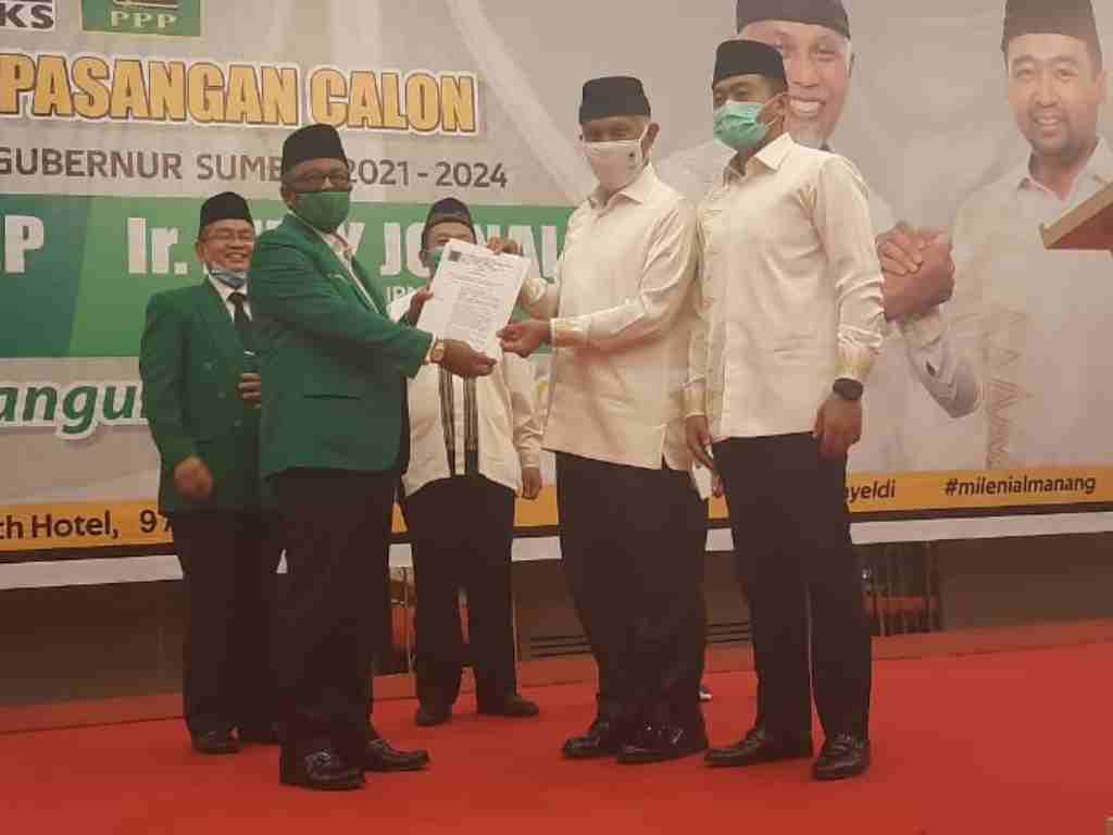 Mahyeldi-Audy Joinaldy saat deklarasi dan menerima SK maju sebagai bakal calon pasangan di Pilgub Sumbar 2020. (Foto: Rahmadi)