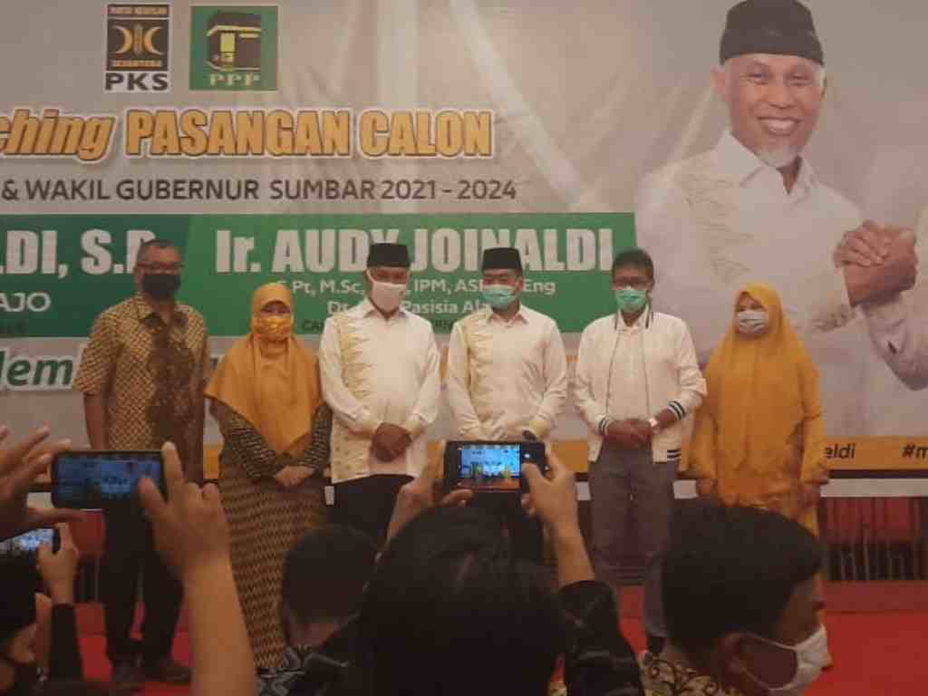 Gubernur Sumbar Irwan Prayitno dan istrinya Anggota DPR RI Nevi Zuraina (paling kanan) menghadiri deklarasi pencalonan Mahyeldi-Audy. (Foto: Rahmadi)