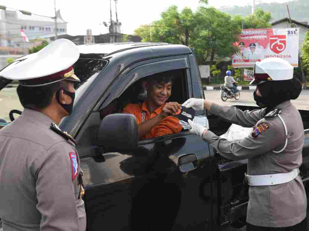 Cegah Corona, Polda Sumbar Bagi-bagi Masker di Pantai Padang