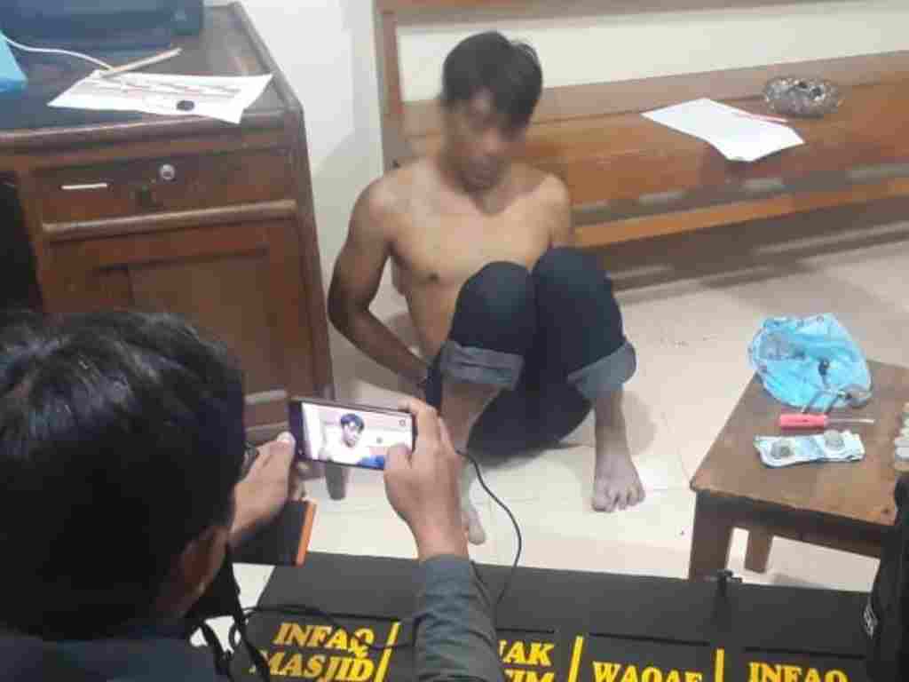Pria diduga maling kotak amal masjid di Agam diringkus polisi. (Foto: Istimewa)