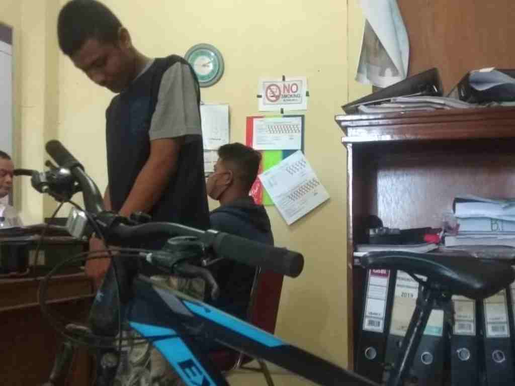 Detik-detik Maling Sepeda Beraksi di Masjid Kota Padang