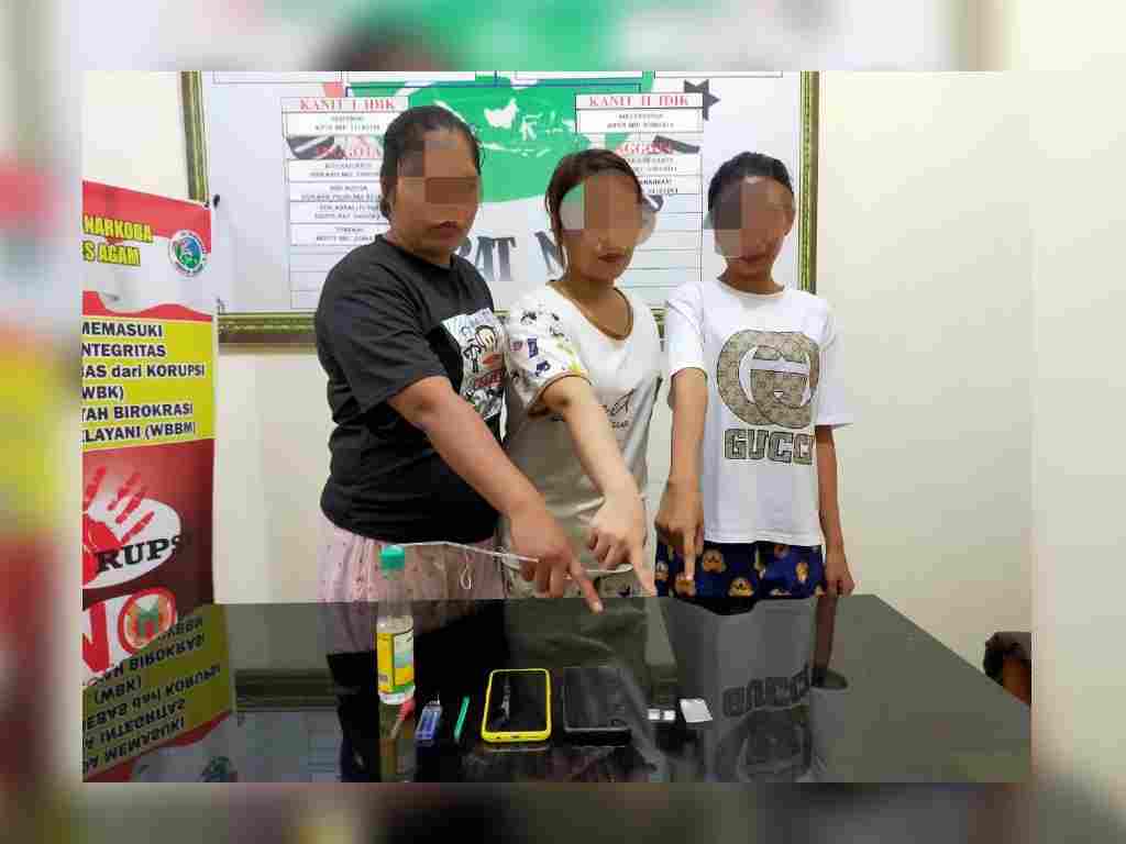 Tiga perempuan yang diciduk saat pesta sabu di Kabupaten Agam. (Foto: Istimewa)