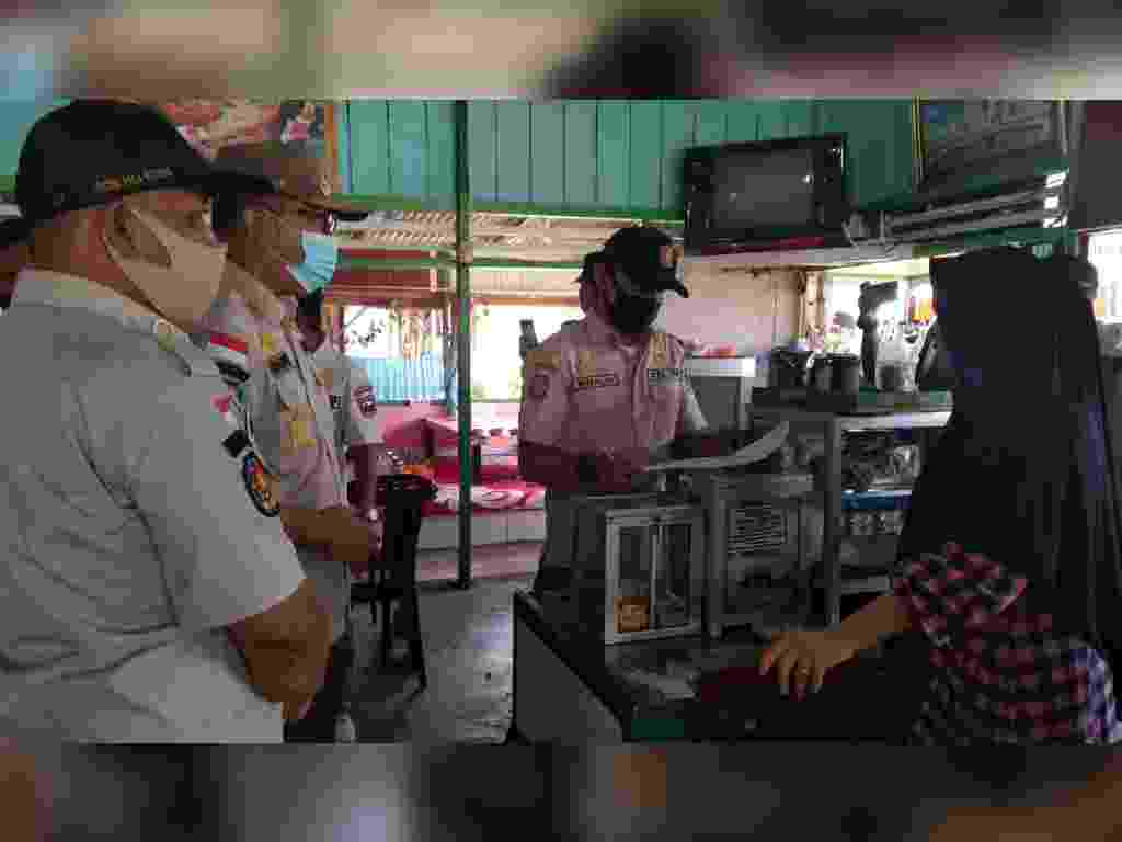 Satpol PP Sumbar bersama Satpol PP Pasaman Barat memberikan arahan kepada pedagang yang tidak mematuhi protokol kesehatan. (Foto: Iyan)