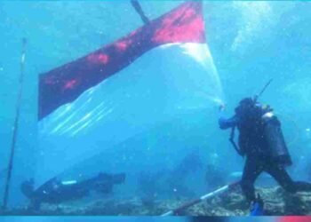 Pengibaran bendera merah putih di bawah laut Kota Pariaman. (Foto: Istimewa)
