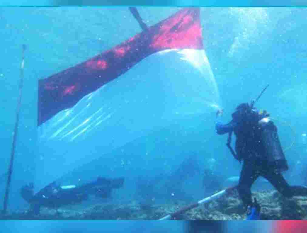 HUT ke-75 Indonesia, Komunitas Merah Putih Pariaman Kibarkan Bendera di Bawah Laut